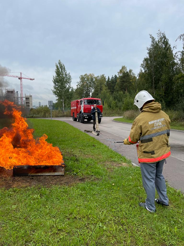 Противопожарные тренировки. Пожар на предприятии. Тушение пожара. Тренировка пожарных. Пожарные тушат пожар.